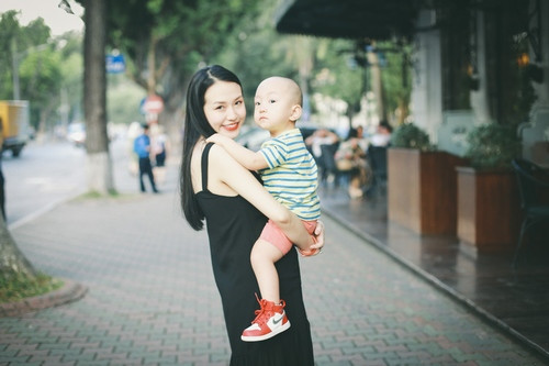 Dù đã ở tháng thứ 6 của thai kỳ nhưng Hương Baby vẫn giữ được nét đẹp cuốn hút và vóc dáng gọn gàng. Cô chia sẻ: "Thời gian đầu mang thai mình bị ốm nghén nhiều, không ăn được nên sút cân và gầy gò". Tuy nhiên, thời gian gần đây, Hương Baby không còn ốm nghén nữa nên thần sắc tốt hơn và khuôn mặt lại bầu bĩnh dễ thương như thuở con gái.