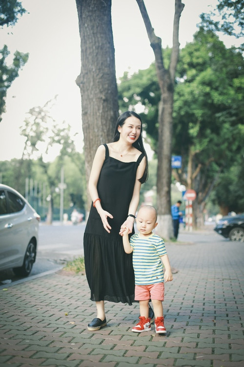Hương Baby đưa quý tử Su Hào dạo phố. "Chàng trai" tỏ ra rất bện mẹ.