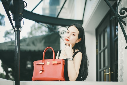 Hương Baby tranh thủ dạo phố, cà phê cùng bạn bè trong một chiều thu đẹp tại Hà Nội.