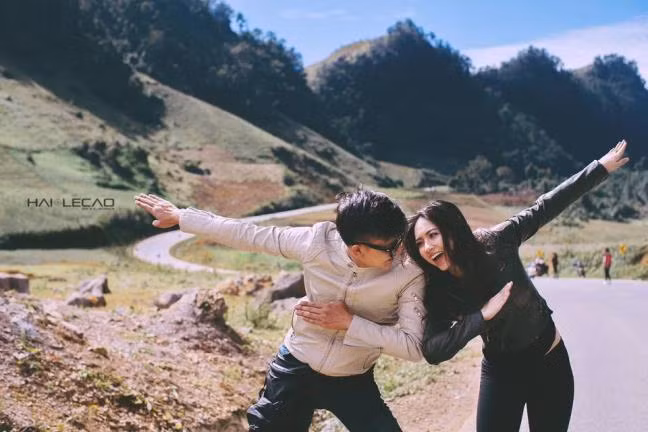 Trường Nhật cũng nói thêm, ban đầu anh ấn tượng vì cô nàng Minh Phương xinh xắn. Tuy nhiên sự dè dặt từ mối tình cũ khiến chàng trai 30 tuổi này không mảy may nghĩ đến chuyện tiến tới với cô nàng đối diện mình. Nhưng duyên trời đã định, cả nhóm gặp gỡ đi hát, tối muộn anh chàng nhận nhiệm vụ đưa cô nàng về và bắt đầu làm quen nói chuyện. Thời điểm đó Trường Nhật mới phát hiện ra cô gái này thực sự rất đặc biệt, nhất là có thể hiểu thấu được con người bên trong anh. Giây phút bất ngờ đó đã khiến anh bị ấn tượng mạnh. "Người con gái này đã làm cho tôi mở lại thứ tình cảm đã ngủ đông của mình", anh viết trên trang cá nhân.