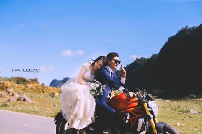 Tuy nhiên, ban đầu chú rể tương lai khá lo lắng vì quá khứ mệt mỏi của cả hai, tuy nhiên quan điểm của anh là tôn trọng quá khứ của nhau. Mỗi người đều có quá khứ riêng và đáng trân trọng, dù tổn thương hay hạnh phúc thì đó cũng là người mà chị từng thực sự yêu, và anh chỉ từng ngày từng ngày vun vén để làm chị yên tâm khi yêu anh. Mỗi khi có khúc mắc, hay là có vấn đề tranh cãi cả hai sẽ dành thời gian để cùng chia sẻ và giải quyết tìm hiểu vấn đề trên cơ sở tôn trọng nhau. Chính sự cảm thông và lối suy nghĩ này đã khiến tình yêu của họ vượt qua rào cản khó khăn đó, lớn dần lên thành sự tha thiết muốn gắn bó với nhau trọn đời.