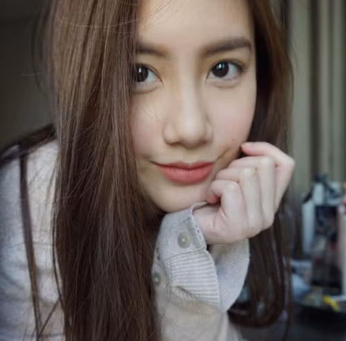 Phoiphailin Sivilay Được gọi với cái tên đáng yêu Chichi, Phoiphailin Sivilay có bố mẹ đều là người Việt Nam nhưng sinh ra và lớn lên tại Lào. Dù có tên tiếng Việt là Nguyễn Mai Chi, song Phoiphailin Sivilay được biết đến như là một hot girl hàng đầu của Lào. Cô gái 19 tuổi hiện tại cũng là cái tên được săn đón đặc biệt tại Lào.