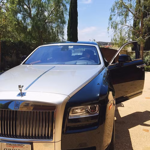 Cô nàng hiện đang theo học Thạc sĩ chuyên ngành Tài chính tại Đại học Columbia (Mỹ), trước đó Cindy cũng sở hữu tấm bằng loại ưu tại Cao đẳng Babson (Mỹ). Được cha cho đi hoc tại trường chuyên thực nghiệm từ cấp 2, nên khả năng ngoại ngữ của Cindy là rất đáng nể. Chiếc Roll-Royce Phantom là phương tiện đi lại của Cindy trong thời gian du học tại Mỹ.