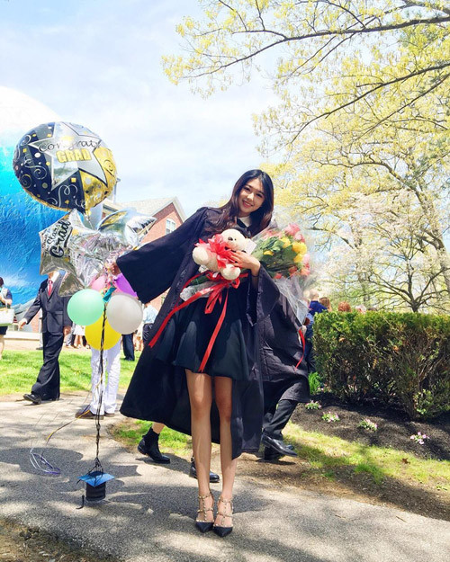 Cindy – Cầu Cầu Hot girl xinh đẹp sinh năm 1994 đến từ Quảng Châu (Trung Quốc) đã và đang trở thành cái tên được giới trẻ nước này săn đón nhiều nhất. Không chỉ sở hữu gương mặt khả ái, làn da trắng hồng, thân hình sexy, Cindy còn có thành tích học tập cực “khủng”. Là con gái của vị tỷ phú có tiếng tại Trung Quốc, Cindy có thừa khả năng mua về cho mình những thứ đồ dùng đắt tiền nhất như ví Hermes, đồng hò Chopard,... Không ít lần cô nàng đã khoe xe ô tô riêng là một chiếc Roll-Royce đời mời. Dân mạng lại không thể không xuýt xoa khi cô nàng được chu du khắp thế giới và tận hưởng những dịch vụ đắt đỏ nhất.