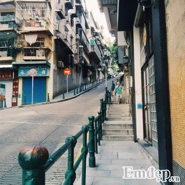 Hoặc là thảnh thơi tản bộ dọc con phố, xà vào sạp hàng ven đường ngắm mấy món đồ chơi thủ công ngày xưa, ghé tiệm ăn dân dã thưởng thức hương vị cổ truyền bản địa cũng là những ý tưởng rất đáng để trải nghiệm. Người ở đây đông cứ đông, mà không khí thì bình phàm giản dị. Từng ngõ phố, cửa hàng bất giác khơi gợi nỗi niềm hoài cổ khó gọi tên.