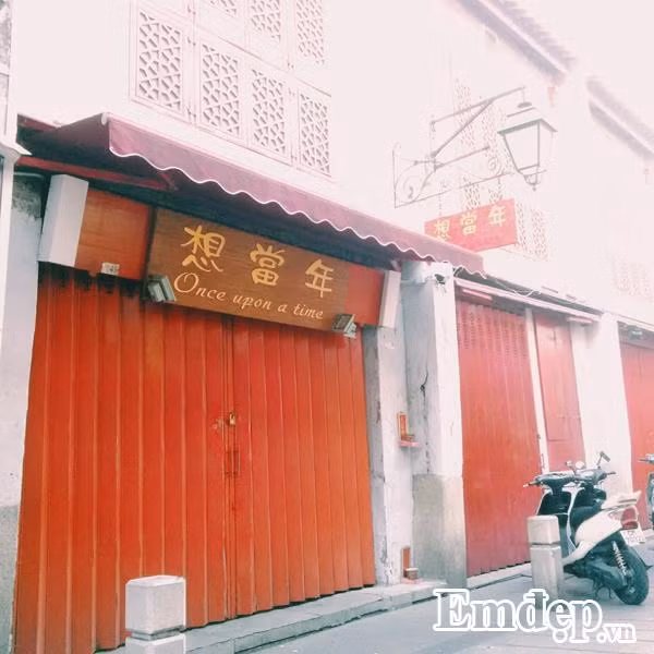 Ghé chơi những con phố cổ Macau, kiếm lấy chiếc xe đạp con con chạy dọc các ngõ hẻm mà tưởng như đang lạc vào câu chuyện trong những cuốn phim ngày cũ.