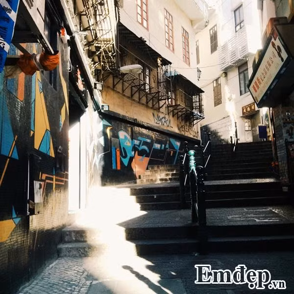  Phố cổ: Các fan ruột của truyền hình TVB chắc hẳn đều biết đến phim “Đường về hạnh phúc” do Xa Thi Mạn và Trương Trí Lâm đóng chính kinh điển một thời. Thực ra, bộ phim này vốn có tên gốc là “Ánh trăng đường 5/10”, với bối cảnh chính đặt tại con đường nổi tiếng nhất nhì của Macau.