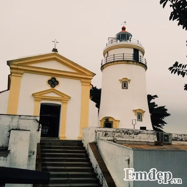  Tây Vọng Dương và Đông Vọng Dương: Đúng như tên gọi của mình, hai ngọn núi Đông Vọng Dương và Tây Vọng Dương ban tặng cho con người Macau những cảnh quan đẹp tuyệt vời khi nhìn về hai phía đông và tây của thành phố. “Lãng mạn thôi rồi nhé!”, chàng trai người Việt thích thú chia sẻ khi nói về hai nơi này. Theo chia sẻ của anh bạn, trong khi Đông Vọng Dương có ngọn hải đăng nổi tiếng, thì Tây Vọng Dương lại sở hữu giáo đường đẹp nhất của Macau. Ngôi nhà thờ có lối kiến trúc mang đậm hơi hướng châu Âu cổ điển, vị thế thì quá đẹp. Từ đây người ta có thể phóng tầm mắt ngắm nhìn một góc lớn của thành phố - nơi có ba cây cầu lớn nhất tại đây cùng với tháp Macao nổi tiếng.