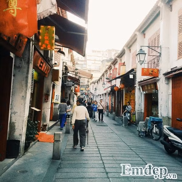  Vài ba ký ức xưa cũ trên đường 5/10: Được mệnh danh là “phố cổ hoài niệm” của người Macau, đường 5/10 gìn giữ trọn vẹn hơi thở Trung Hoa với ngõ phố nhỏ xinh, dãy nhà thấp tầng vẹn nguyên kiến trúc xưa cũ hay nhiều cửa hàng cửa hiệu được bài trí theo kiểu cổ điển. Phúc Long cũng là một bối cảnh khác của phim TVB, nơi gắn liền với quán trọ cùng tên của Điền Nhụy Ni trong phim “Cự luân”.