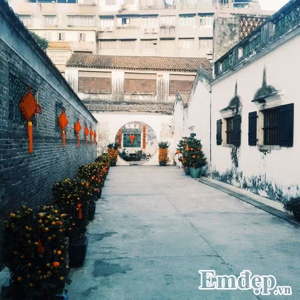  Nhà cổ Trịnh gia: Nhà cổ Trịnh gia được xây dựng năm 1881, đây vốn là ngôi nhà của gia đình nhà tư tưởng nổi tiếng Trịnh Gia Ứng. Sau này, khi con cái họ Trịnh tứ tán, ngôi nhà gần như bị bỏ hoang, may mắn là kiến trúc và đồ đạc bên trong đều còn nguyên vẹn, nên trở thành một di sản văn hóa giữa thành phố Macau hào nhoáng. Ngôi nhà cổ nằm sâu bên trong khu dân cư, nối với đường phố bởi ngoằn ngoèo những ngóc ngách, lại có hoa viên theo kiểu thế kỷ 19, cảm giác vừa hoàng tộc, vừa cũ kỹ, vừa bí ẩn, cực kỳ thích thú.