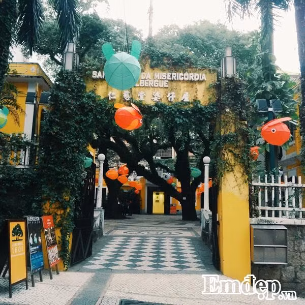  Nhà Đức Mẹ: Là quần thể văn hóa nổi tiếng tại khu Nhân Từ Đường, Nhà Đức Mẹ thường xuyên tổ chức triển lãm tranh vẽ, ảnh nghệ thuật để quảng bá văn hóa bản địa với du khách nước ngoài khi đi du lịch Macau.