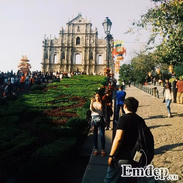 Bức tường còn sót lại của một nhà thờ đã sụp đổ - biểu tượng quen thuộc của xứ sở casino.