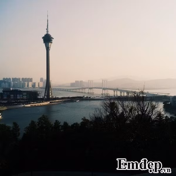 Nhiều người vẫn hay nghĩ về Macao như một xứ sở sang chảnh và chẳng có gì nhiều ngoài… casino. Trên thực tế là, “anh bạn” láng giềng sát vách của Hong Kong cũng ẩn giấu nhiều vẻ đẹp vừa truyền thống vừa hiện đại rất đáng một lần trải nghiệm.