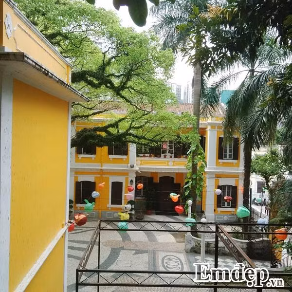 Chàng trai 9x người Việt bật mí, đây là nơi anh yêu thích nhất ở Macau, bởi vì mỗi buổi chiều cuối tuần, anh chàng có thể nhẩn nha dạo bộ ở đây, ghé xem hội chợ nho nhỏ, lắng nghe các ban nhạc đường phố chơi nhạc và vô tư hát theo những bài hát tiếng Quảng Đông kinh điển.