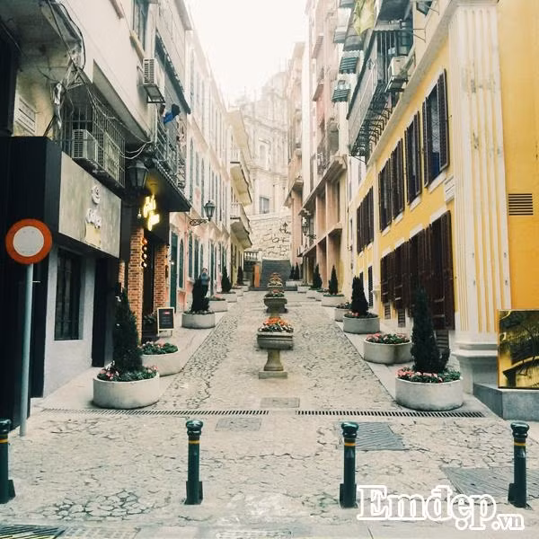 Theo anh chàng chia sẻ, hai hòn đảo chính tại đây là đảo Macau và đảo Taipa đều mang những đặc sắc riêng, hòa trộn hoàn hảo giữa phong vị Trung Hoa cổ truyền và hơi thở âu hóa của Bồ Đào Nha.