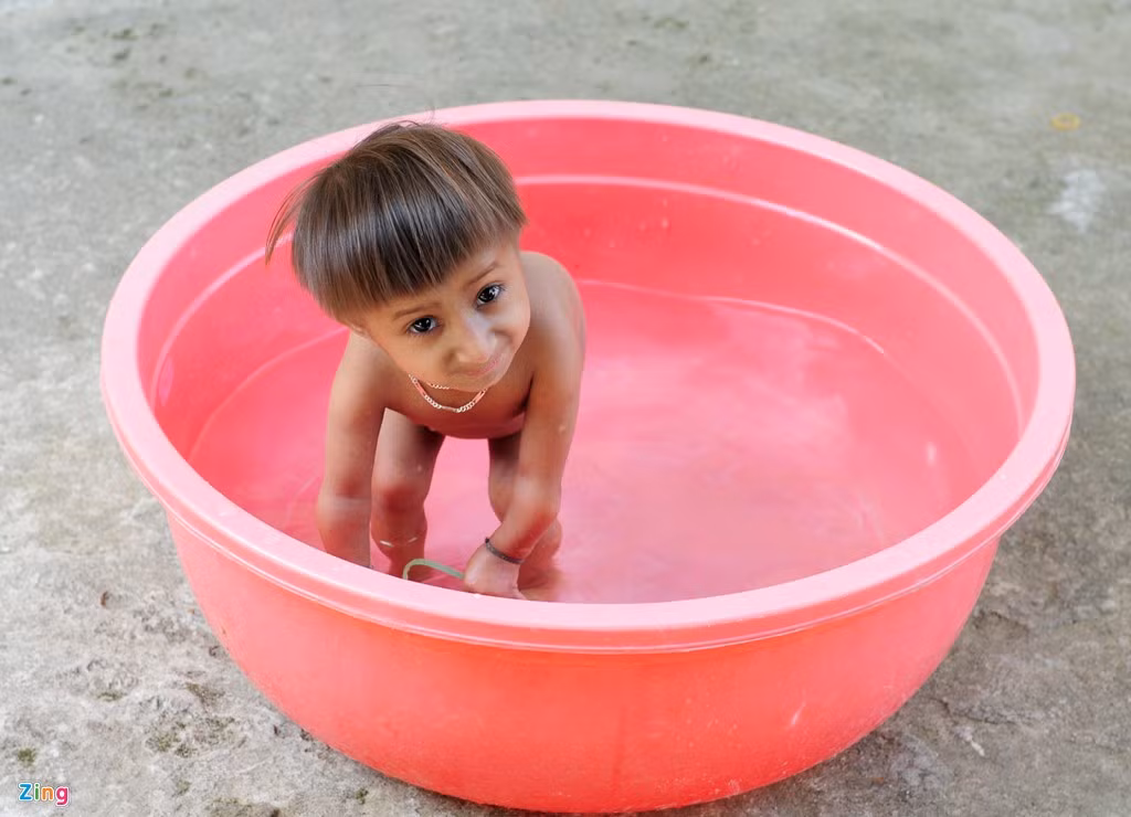 Từ lúc lên 3 tuổi đến nay thì cơ thể phát triển chậm, mỗi ngày con trai chỉ ăn vài muỗng cơm. “Có lần con lục đồ ăn đã bị nồi cơm lật úp trên nhà sàn nhốt nó trong đó. Tôi cùng dân làng tìm khắp nơi mà không thấy. Sau đó, vợ lấy nồi vo gạo nấu cơm thì phát hiện nó nằm gọn trong đó”, người cha kể lại.