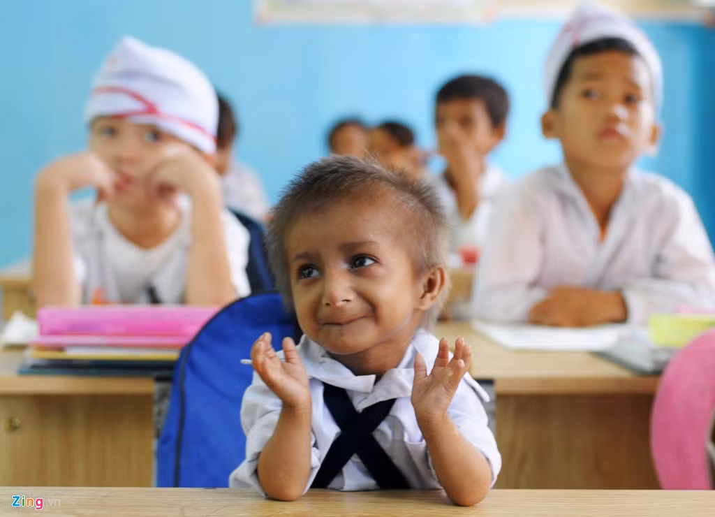 Hiện K'Rể là học sinh đặc biệt đang học lớp 1 và ở khu nội trú được thầy, cô giáo chăm sóc ở trường Tiểu học Sơn Ba.