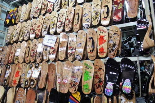 Nhưng đều đặc biệt là ở tiếng kêu của đôi guốc phát ra mỗi khi đi, ‘lọc cà lọc cọc’ như một bản nhạc có mốt thăng và nốt trầm. Bản nhạc ‘lọc cà lọc cọc’ ấy là mang cả một kí ức về đất nước và con người Việt Nam, thế nhưng ngày nay đã dần bị mất đi mà chỉ còn nơi sạp nhỏ nơi cửa Tây của chợ Bến Thành của bà Liên mà thôi.