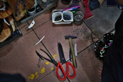 Vào một buổi trưa đầu tuần, tôi tìm đến ngôi chợ lớn nhất Sài Gòn, chợ Bến Thành để tìm bà lão đã dành hơn nửa đời người để gìn giữ nghề đóng guốc mộc, người cuối cùng còn sót lại trong nghề. Nói là người cuối cùng đóng guốc trong lòng chợ thế nhưng giữa cái trưa nóng bức, hàng ngàn khách đến tham quan tại chợ Bến Thành, tôi phải đi lòng vòng mãi đến gần nửa tiếng đồng hồ và nhờ sự giúp đỡ của những bảo vệ trong chợ mới tìm ra được bà lão.