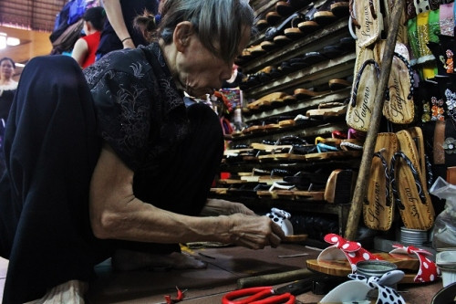 Vậy mà, giờ đây chỉ còn duy nhất một bà lão năm nay tuổi đã ngoài 70 vẫn luôn ngồi lặng lẽ ngay ngôi chợ lớn nhất Sài Gòn hơn 100 tuổi để đợi khách tìm đến để đóng từng đôi guốc. Vì ngày nay, có ai mà còn chuộng những đôi guốc mộc, khi đi tiếng ‘lọc cọc’ vang lên ồn ã giữa muôn vạn những đôi giày dép với những mẫu mã khác nhau kia.