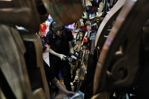 Tại sạp của bà Liên, giá mỗi đôi guốc chỉ từ 100 ngàn đồng đến 150 ngàn đồng. Lâu lâu lại có người khách quen đến hỏi thăm bà rồi đặt mua một đôi để về làm kỉ niệm.