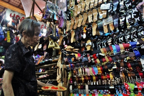 Qua trò chuyện, bà tên là Nguyễn Thị Liên (72 tuổi, ngụ ở quận 3), bà Liên đã gắn bó với cái nghề đóng guốc ở chợ Bến Thành đến nay đã hơn 50 năm. Lúc trước, cái sạp bà bán guốc là của một người cô, còn bà Liên thì lúc đó cũng theo người cô ra chợ ngồi buôn bán, học nghề. Và người cô mất đi để lại cho bà Liên cái sạp đóng guốc. Một phần do bà cũng đam mê với nghề, đặc biệt là tiếng ‘lọc cọc’ phát ra của đôi guốc nên dù cho những đôi guốc không được ưa chuộng như trước nhưng bà Liên vẫn luôn ngồi đợi khách suốt hơn nửa thế kỷ qua.