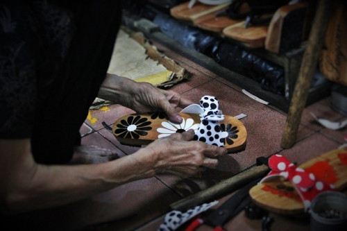 Khoảng những năm 80-90, những đôi guốc luôn là hình ảnh không thể thiếu đối với người Việt Nam, đặc biệt là người phụ nữ mặc áo dài và áo bà ba. Guốc thời ấy, không giống như bây giờ không có những chi tiết hoa văn vẽ lên trên đế và cả quai guốc cũng thế, rất đơn giản chỉ là một đôi guốc mộc. Đế thì làm bằng gỗ vông, không sơn phết, để nguyên trạng một phiến mộc còn quai thì thường làm bằng da vỏ xe hay quai trong mà thôi.