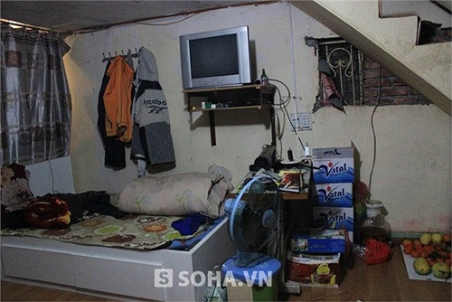 Anh sống cùng vợ và 2 con ở một ngôi nhà tạm không có số trên khu đất canh tác trên đường Võ Quý Huân (gần Nhà Văn hóa Bắc Từ Liêm). Trước đây, gia đình Hán Văn Tình sống trong một căn nhà ở khu tập thể Mai Dịch rồi sau này chuyển về ngôi nhà đang ở hiện nay. Trên mảnh đất canh tác mua được, ngoài căn nhà nhỏ, Hán Văn Tình còn để chỗ trồng rau, nuôi gà.