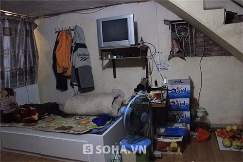 Anh sống cùng vợ và 2 con ở một ngôi nhà tạm không có số trên khu đất canh tác trên đường Võ Quý Huân (gần Nhà Văn hóa Bắc Từ Liêm). Trước đây, gia đình Hán Văn Tình sống trong một căn nhà ở khu tập thể Mai Dịch rồi sau này chuyển về ngôi nhà đang ở hiện nay. Trên mảnh đất canh tác mua được, ngoài căn nhà nhỏ, Hán Văn Tình còn để chỗ trồng rau, nuôi gà.