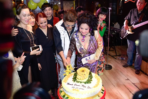 Có khá đông báo chí tham gia sự kiện đám cưới của MC Thanh Bạch.