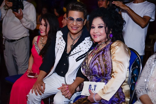 Thanh Bạch và bà Thúy Nga diện trang phục khá lòe loẹt trong đám cưới lần thứ 9.