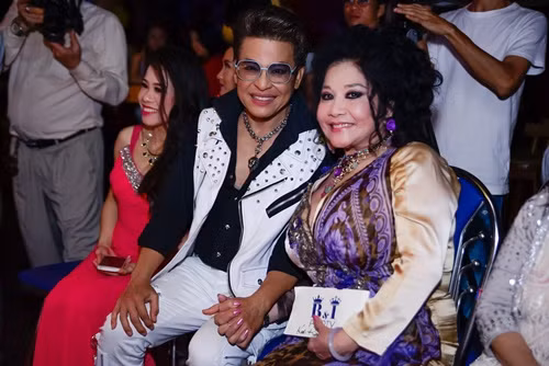 Thanh Bạch và bà Thúy Nga diện trang phục khá lòe loẹt trong đám cưới lần thứ 9.