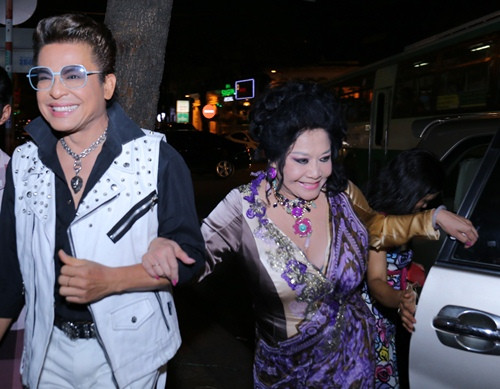 Tối qua (19/7), MC Thanh Bạch và bà Thúy Nga đã tổ chức tiệc đám cưới lần 9 nhằm gây quỹ từ thiện tại một quán bar nhỏ ở trung tâm TP.HCM. Sự kiện quy tụ bạn bè của Thanh Bạch và bà xã cùng một số bạn bè trong giới showbiz. Được biết, đây là bữa tiệc mà cả hai muốn chia vui cùng bạn bè và chuẩn bị cho chuyến từ thiện vào ngày 21/7 sắp tới của mình.