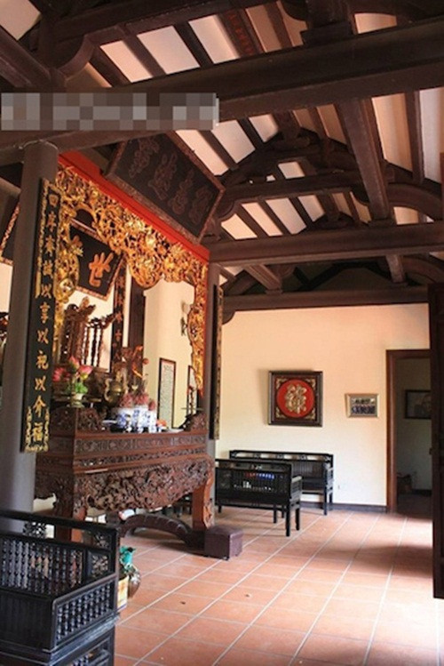 Ngôi nhà cổ có 5 gian được thiết kế đối xứng với nhiều nguyên liệu gỗ quý. Đây cũng chính là ngôi nhà thờ, ngôi nhà chung của đại gia đình Bùi Xuân của danh hài Xuân Hinh mỗi khi trong nhà có việc.