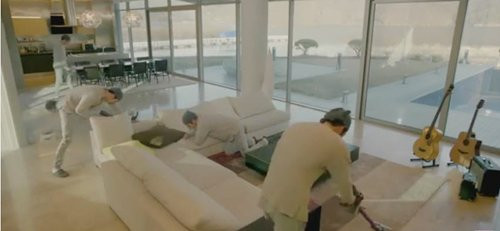 Phòng khách được trải rộng với ghế sofa đắt tiền. Không gian phòng ăn được đặt ngay cạnh để tạo diện tích rộng cho căn biệt thự.