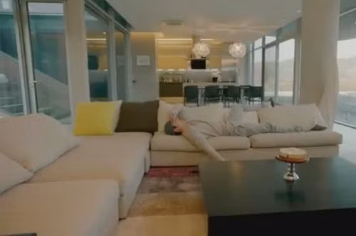 Được nằm ngả lưng trên chiếc ghế sofa này quả là đáng mơ ước.