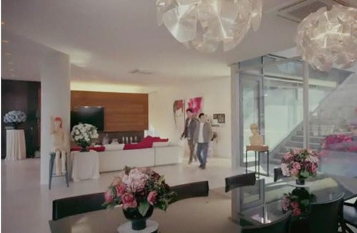 Ê kíp bộ phim bố trí thêm hoa tươi tạo nét mới mẻ cho căn phòng trong dịp Joon Young lần đầu quay phim tài liệu.