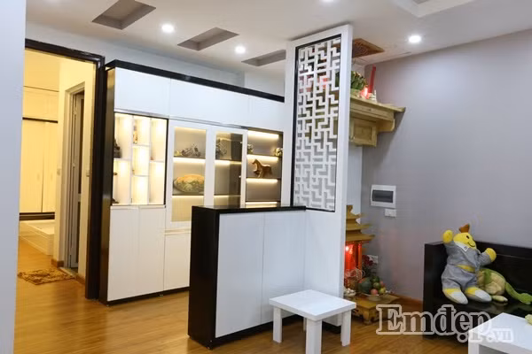 Từ cửa ra vào, bên tay phải là phòng ngủ của hai vợ chồng, bên tay trái là nơi tiếp khách.