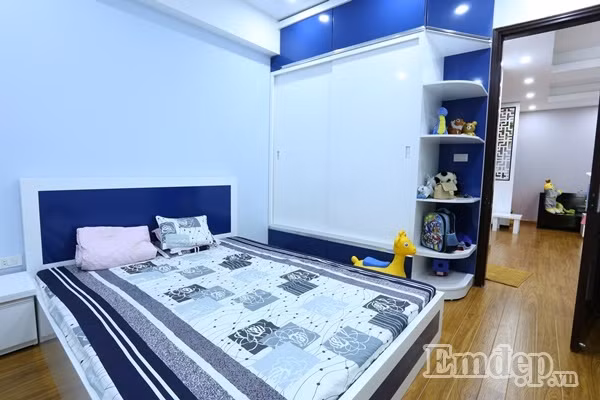 Phòng ngủ cho con trai lấy tông trắng xanh làm chủ đạo, mang nét khỏe khoắn, tươi mới.