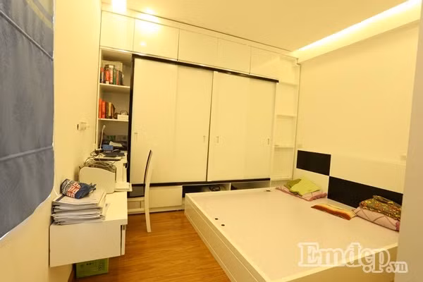 Phòng ngủ của hai vợ chồng khá đơn giản nhưng không kém phần tinh tế. Anh Thành cũng bố trí góc làm việc gọn gàng trong không gian nghỉ ngơi này.