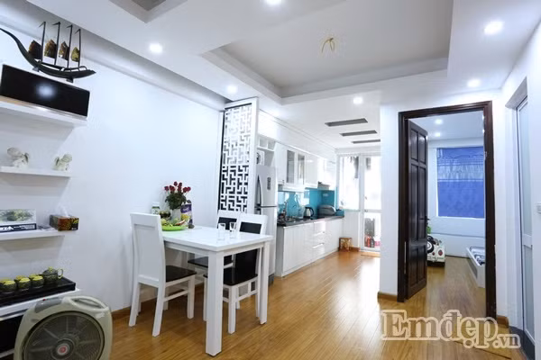 Tiếp nối với không gian tiếp khách là phòng ngủ cho con trai, bàn ăn và bếp.