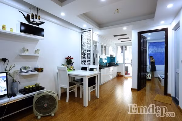 Với hai màu trắng đen làm chủ đạo, bàn ăn và kệ bếp cũng nổi bật lên hai màu cơ bản này, khiến toàn bộ không gian không bị rối mắt.