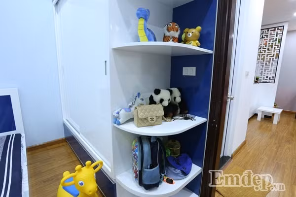 Mọi nội thất trong căn phòng này cũng hướng đến sự tiện nghi và đa năng, tích hợp được cả không gian nghỉ ngơi, học tập và vui chơi cho trẻ.