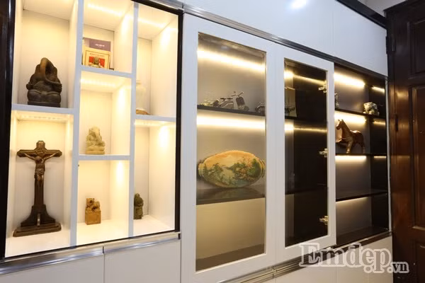 Lối vào nhà được anh bố trí kệ ốp tường để trưng bày những món đồ kỷ vật trong những chuyến công tác xa nhà.