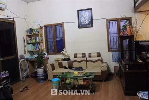 Với đồng lương "ba cọc, ba đồng", Hán Văn Tình phải đi chạy show thêm để cải thiện cuộc sống cho bản thân và gia đình. Nhưng khi những hình ảnh về cuộc sống thực tế của anh xuất hiện trên báo, nhiều người vẫn tỏ ra bất ngờ.