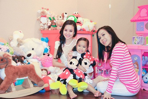 Phòng riêng của con gái Việt Hương ngập tràn màu hồng và các loại thú nhồi bông được nữ diễn viên mua cho con mỗi dịp đi diễn tại nhiều quốc gia trên thế giới.