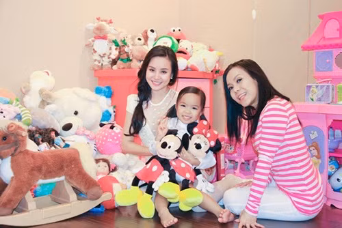 Phòng riêng của con gái Việt Hương ngập tràn màu hồng và các loại thú nhồi bông được nữ diễn viên mua cho con mỗi dịp đi diễn tại nhiều quốc gia trên thế giới.