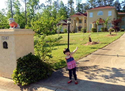 Danh hài vui vẻ viết: "Em hồn nhiên và lớn lên từng ngày. 3 năm rồi, em đã lớn dần lên trong mắt mẹ, nhưng so với căn nhà có tổng cộng 112 cửa sổ này, em vẫn bé như hạt cát, cũng như cái tên của em vậy. Nhà rộng lớn và em cũng có nhiều vòng tay rộng lớn. Ở đây, em có ba, có mẹ, có bà và các anh chị luôn chăm sóc, nuôi nấng em khôn lớn mỗi ngày. Đây chính là tổ ấm của gia đình em".