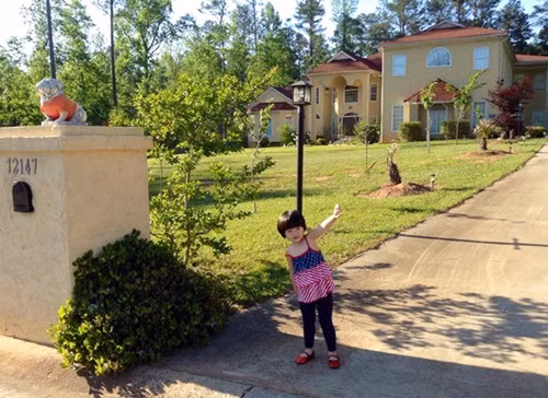 Danh hài vui vẻ viết: "Em hồn nhiên và lớn lên từng ngày. 3 năm rồi, em đã lớn dần lên trong mắt mẹ, nhưng so với căn nhà có tổng cộng 112 cửa sổ này, em vẫn bé như hạt cát, cũng như cái tên của em vậy. Nhà rộng lớn và em cũng có nhiều vòng tay rộng lớn. Ở đây, em có ba, có mẹ, có bà và các anh chị luôn chăm sóc, nuôi nấng em khôn lớn mỗi ngày. Đây chính là tổ ấm của gia đình em".