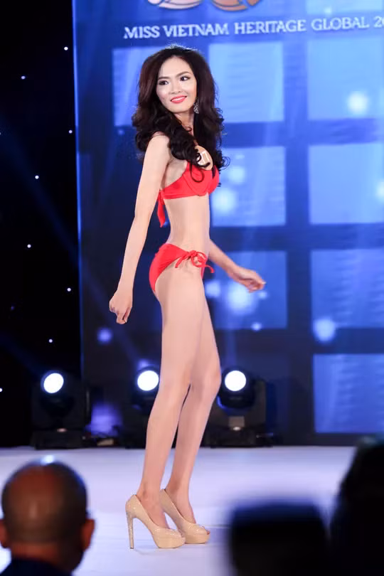 Tấm ảnh chụp thí sinh được quảng bá như thế này bị cho là nhiếp ảnh gia dìm thí sinh.